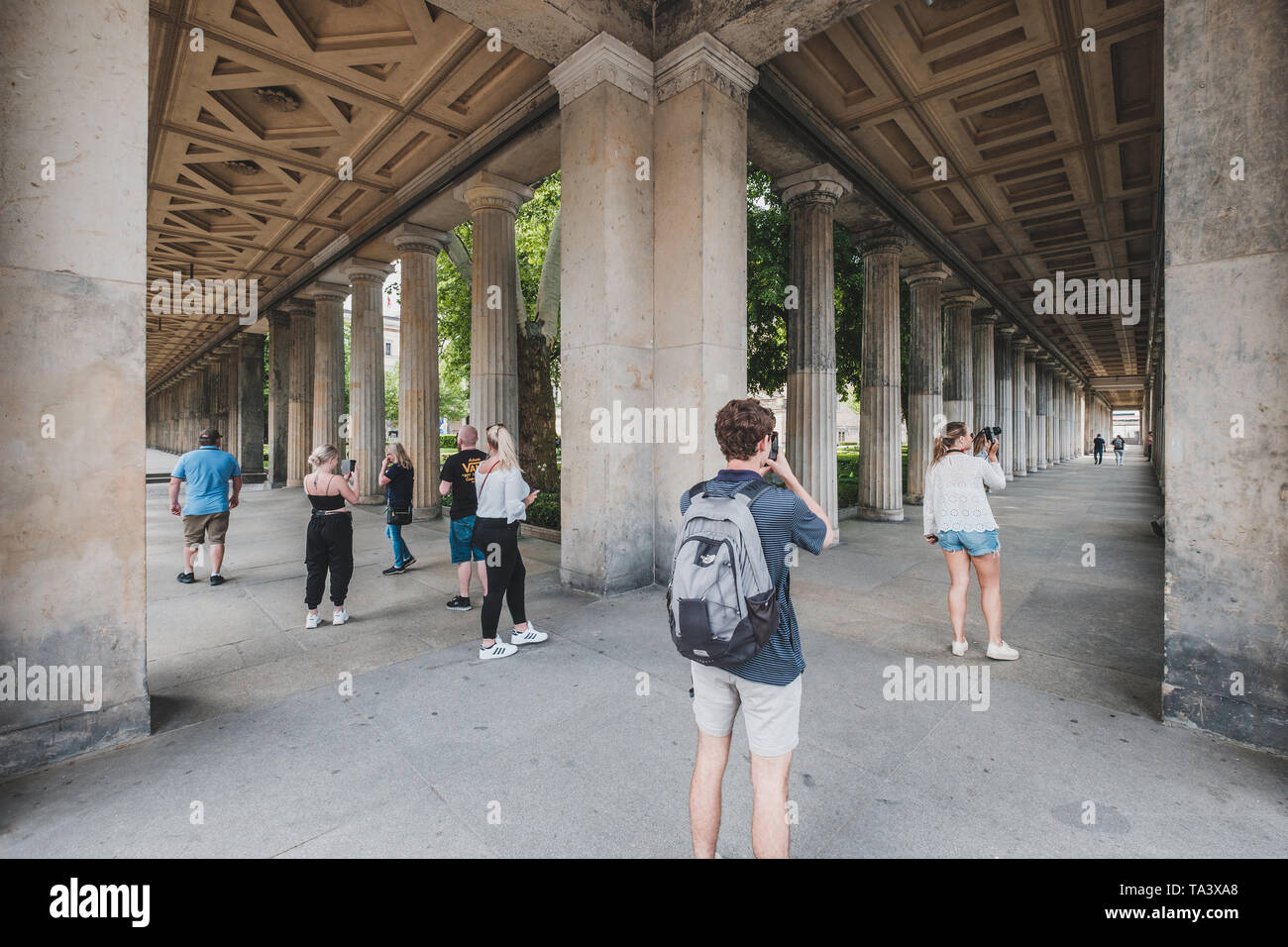 Berlin, Deutschland - Mai, 2019: Touristische Menschen auf Sightseeing Tour auf der Museumsinsel in Berlin, Mitte Stockfoto