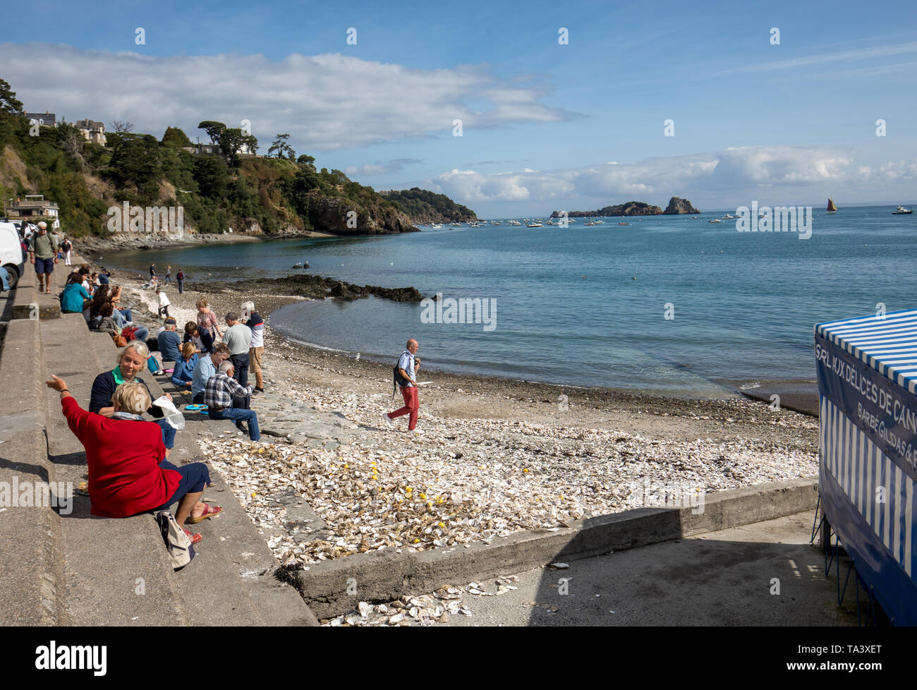 Cancale, Frankreich - 15 September, 2018: Die Menschen essen Austern gekauft an der Küste von Cancale, Bretagne, Frankreich Stockfoto