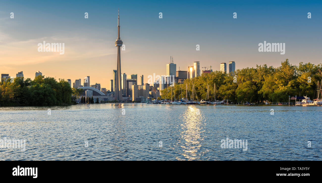 Panoramablick auf die Stadt bei Sonnenuntergang Toronto - Toronto, Ontario, Kanada. Stockfoto