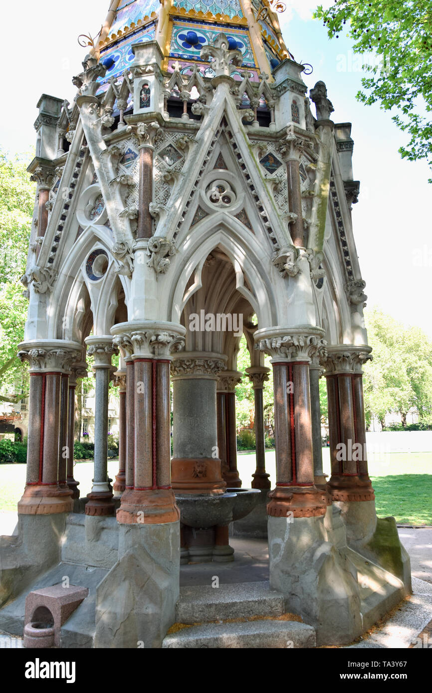 Buxton Memorial Fountain, ein Denkmal und Trinkbrunnen in Victoria Tower Gardens, Millbank, Westminster, London, Großbritannien feiert die Emanzipation der Stockfoto