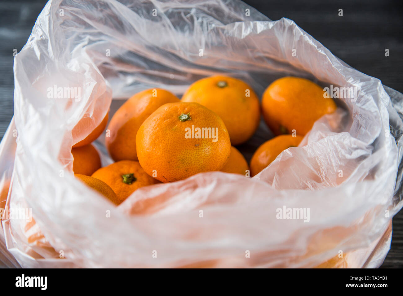 Mandarinen aus dem Supermarkt gekauft in einem einzigen Kunststoff produzieren Beutel. Nicht umweltfreundlich. Schöne orange Obst, keine Marke angezeigt. Stockfoto