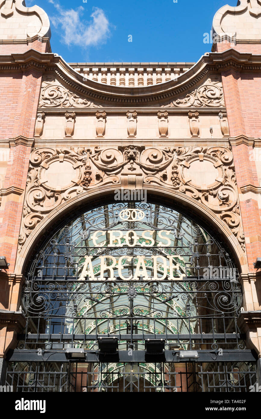 Detailansicht der terrakottafarbenen Fassade über dem Eingang zum Kreuz Arkade im Zentrum der Stadt Leeds, Yorkshire, England, Großbritannien Stockfoto