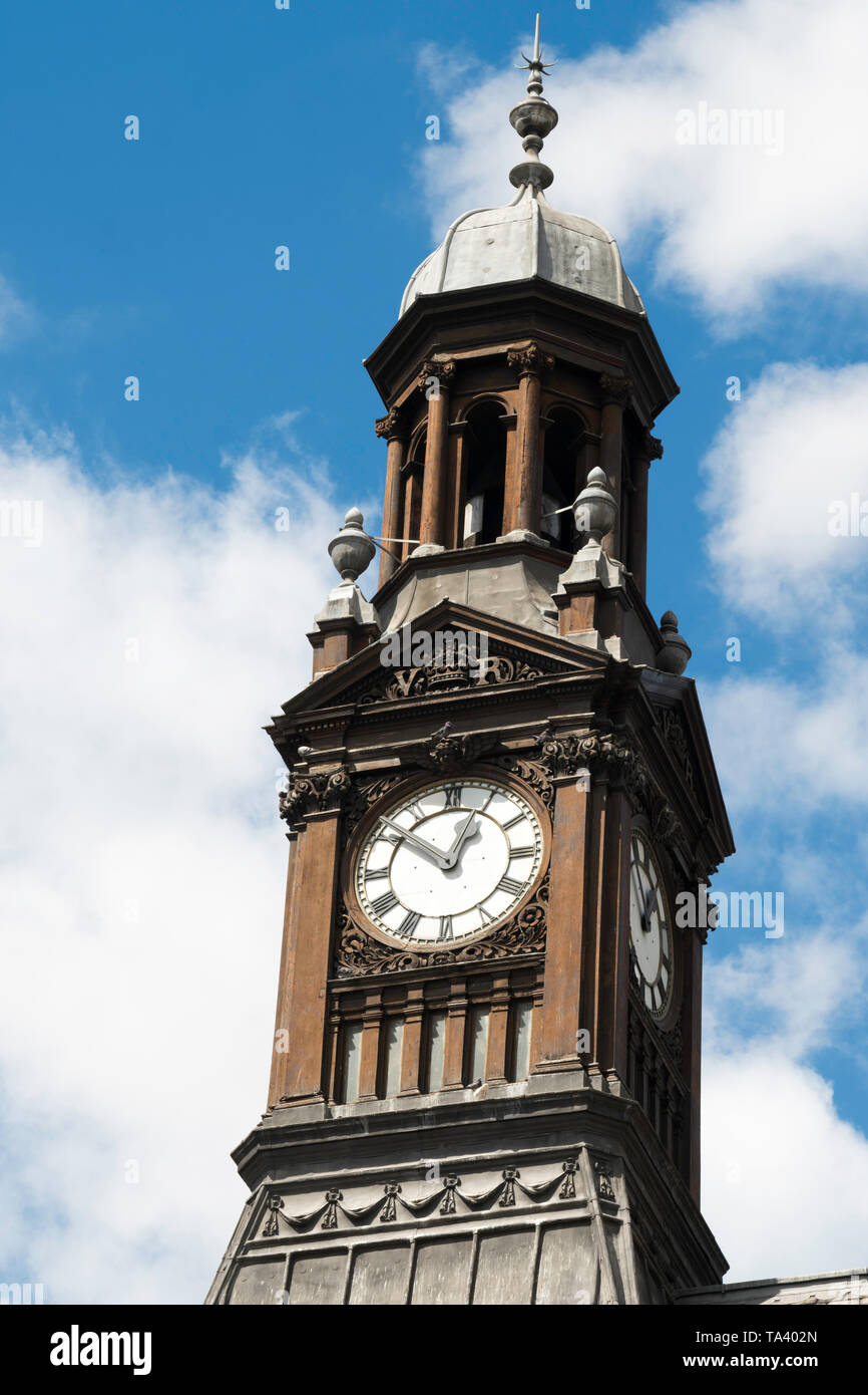Die reich verzierte Uhrturm oberhalb des ehemaligen General Post Office im Zentrum der Stadt Leeds, Yorkshire, England, Großbritannien Stockfoto