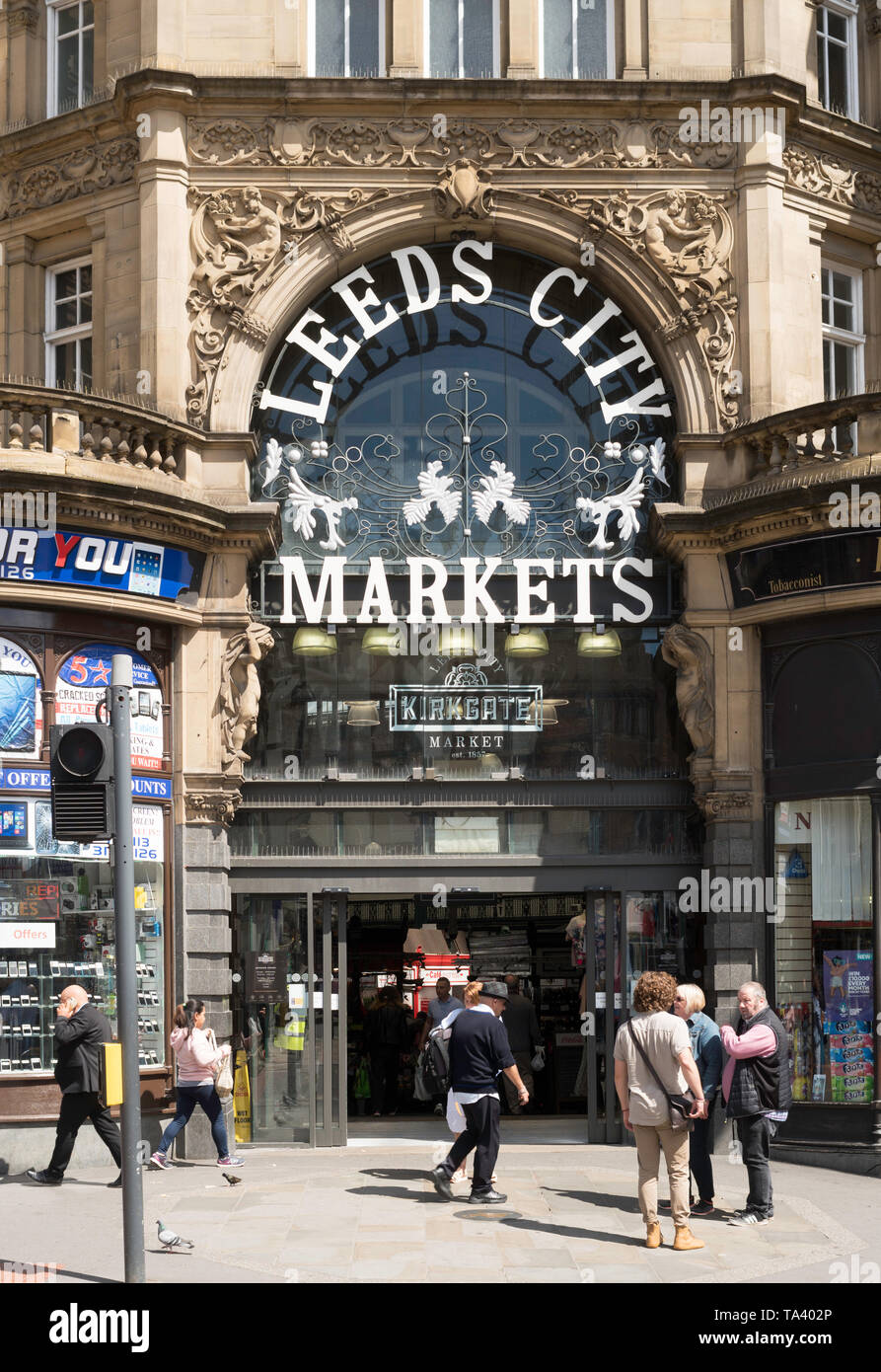 Menschen außerhalb der Kirkgate Markt im Zentrum der Stadt Leeds, Yorkshire, England, Großbritannien Stockfoto