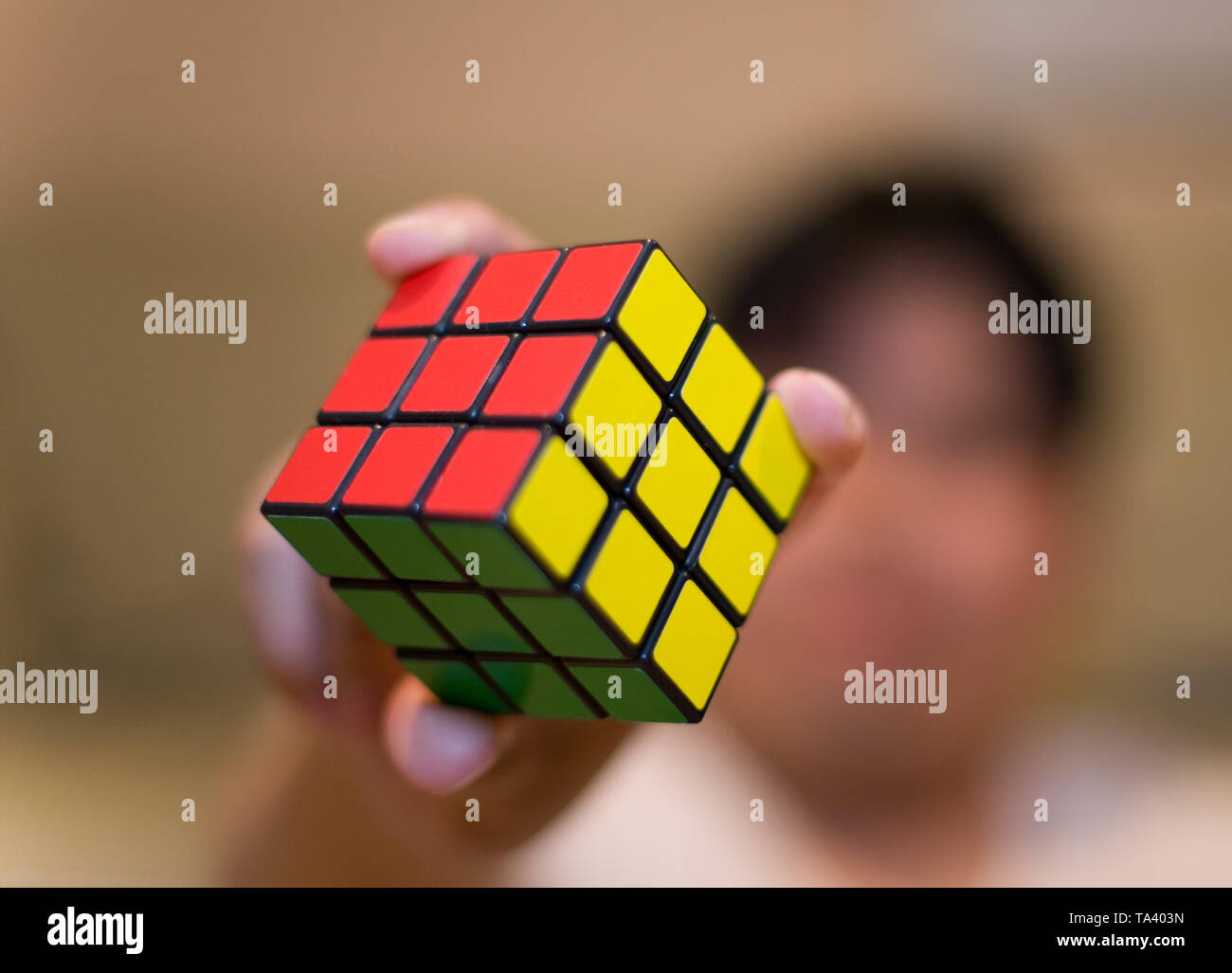 Es gelöst! Ein Mann hält ein gelöst Rubik's Cube. Stockfoto