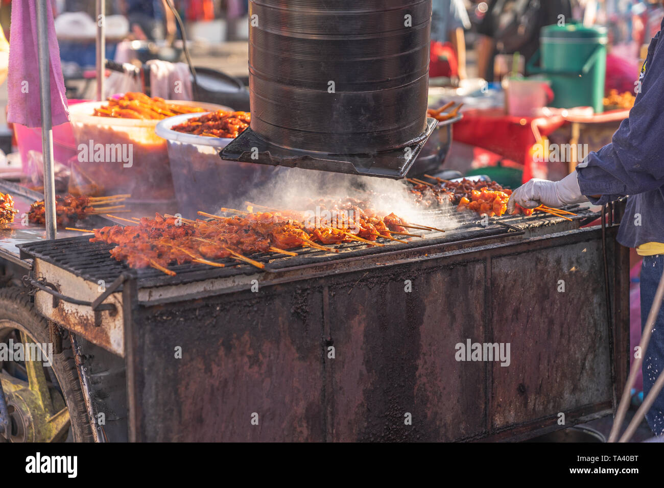 Gegrilltes Hähnchen Spieß auf Holzkohle Garküche, Street Food Thailand Stockfoto