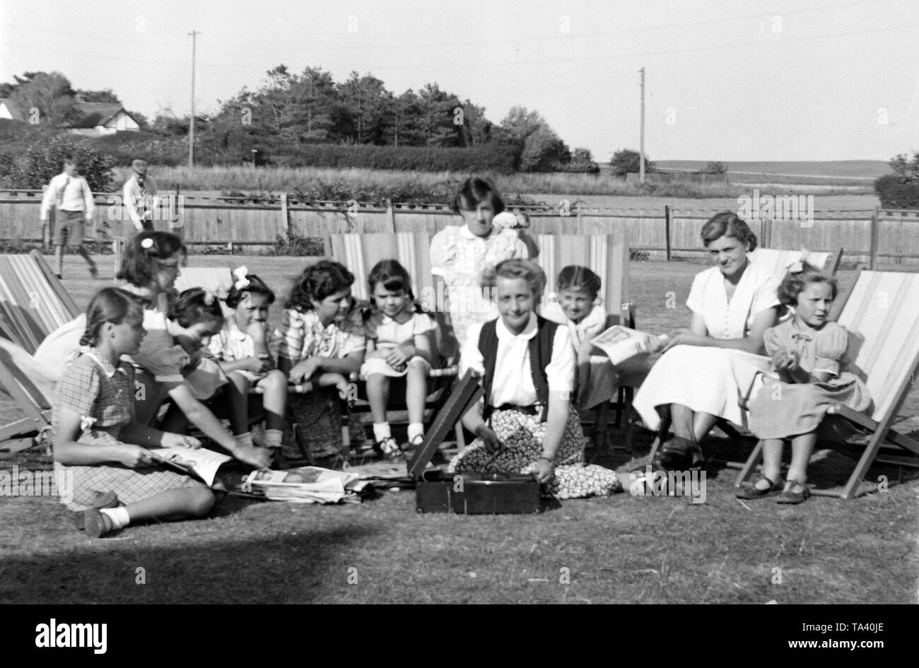Elsie Cooper, das Matron von aufwickeltem Grammophon im Gracie Field Waisenhaus in Peacehaven, Sussex mit Kindern, Ende der 1950er oder Anfang der 1960er Jahre Stockfoto