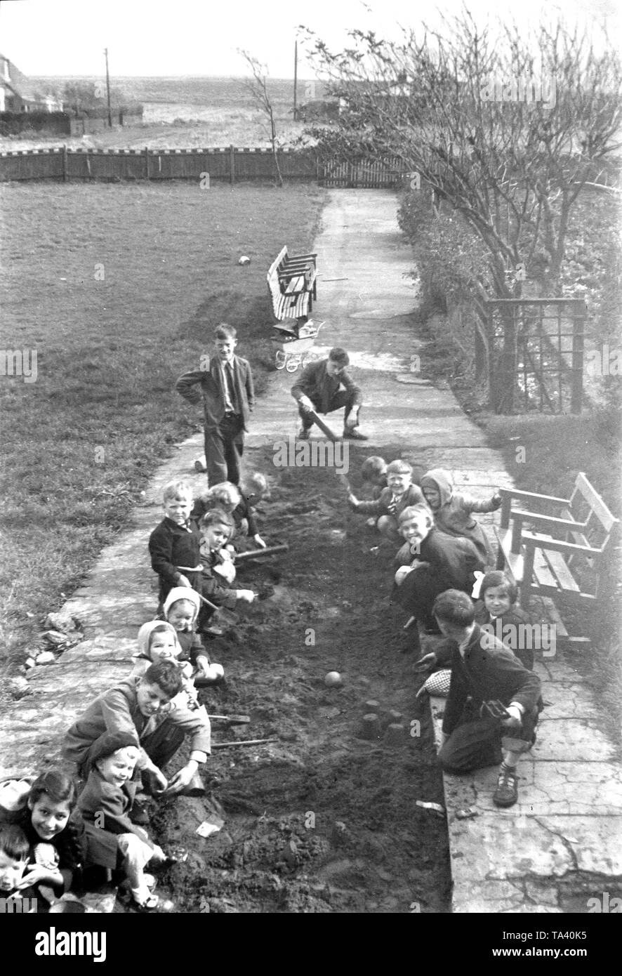 Kinder im Waisenhaus in Peacehaven Gracie Fields, Sussex rund um den Anfang der 1950er Jahre spielen in den neu gemachten Sandkasten Stockfoto