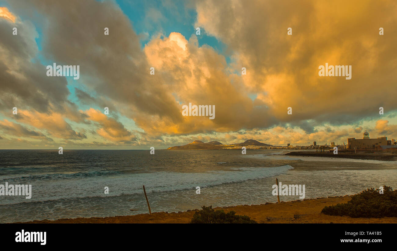 Sonnenuntergang am Las Canteras Strand auf Gran Canria Stockfoto