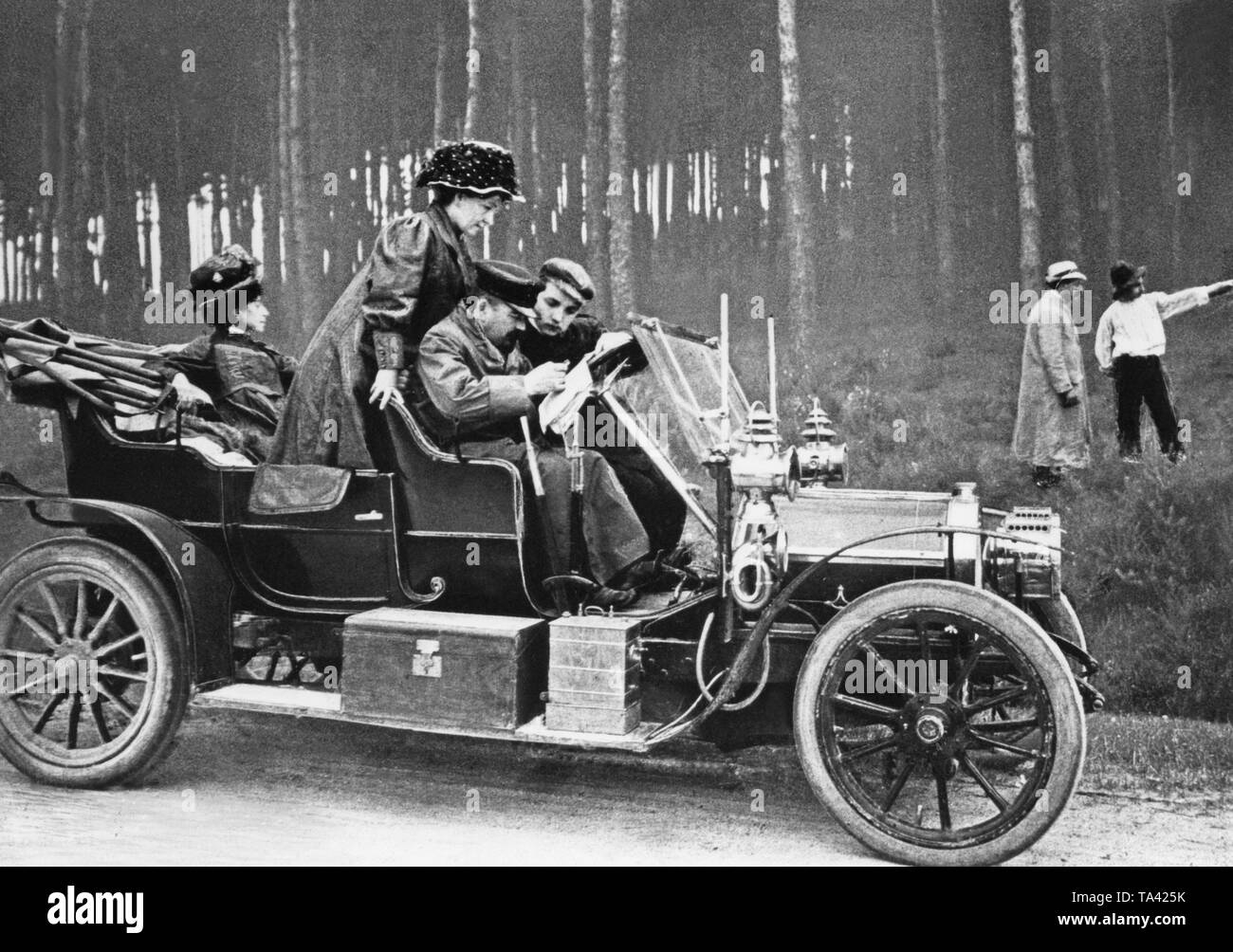 Ein Bild der Brüder Lumière die Insassen eines Autos bei einem Kreuz zeigt - Land Reise im Jahr 1906. Da Straßenbau und Beschilderung in der Frühzeit des Automobils oft unzulänglich waren, hatten sie oft Passanten zu fragen - durch oder Landwirte für Hilfe. Stockfoto