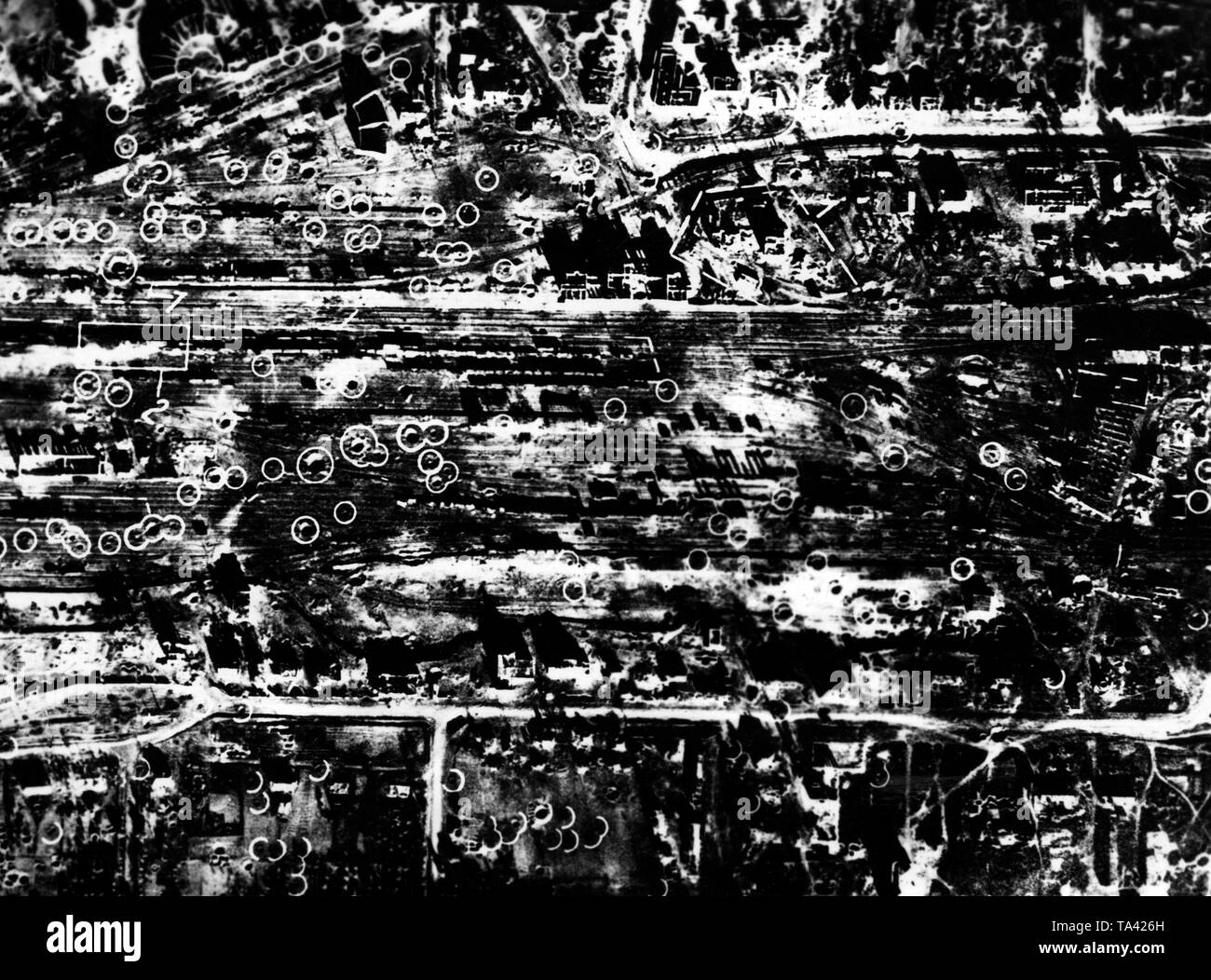 Luftbild der Innenstadt von Kursk während der Operation Zitadelle. Die weiße Kreise markieren die Bombe Auswirkungen der Deutschen Luftwaffe. (Foto von der Propaganda Firma (PK) der Luftwaffe). Stockfoto