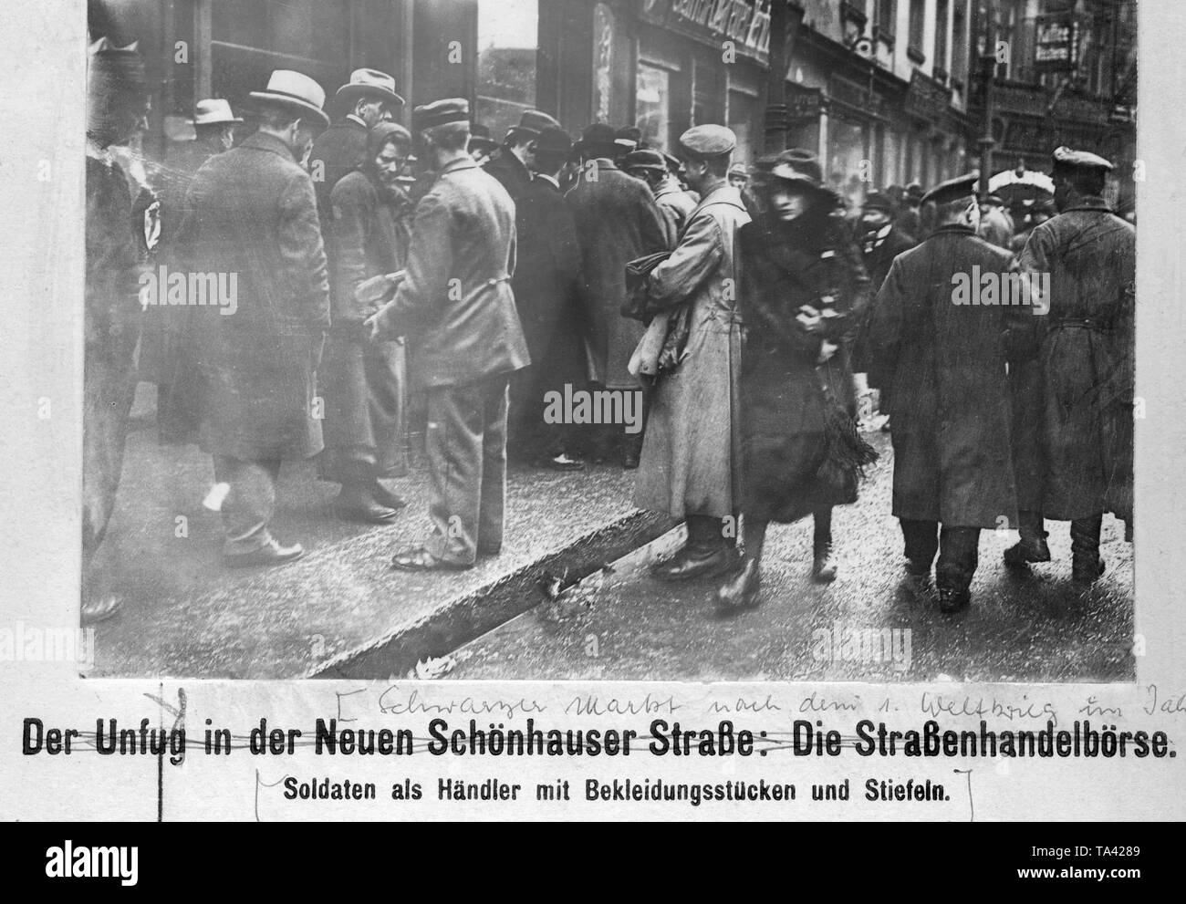 Straße Handel in der Schoenhauserstrasse in Berlin. Die ehemaligen Soldaten anbieten zum Verkauf Kleidung und Stiefel zu den Passanten. Stockfoto