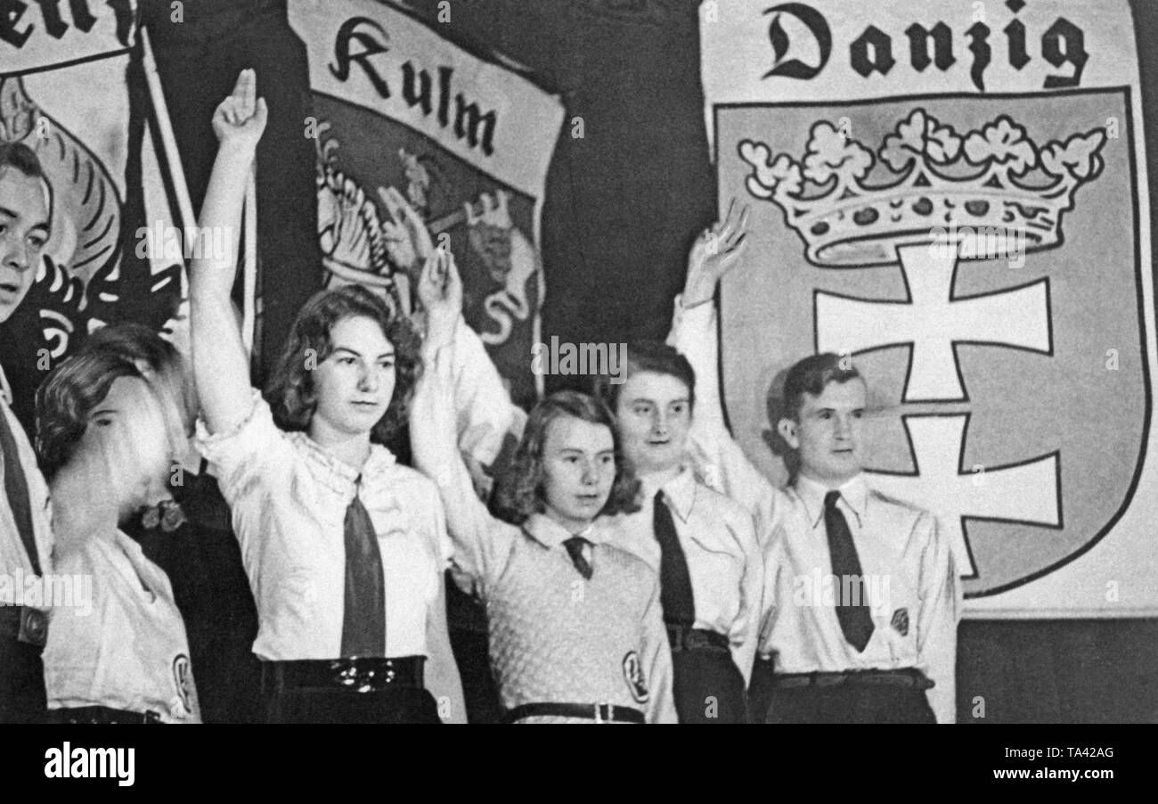 Studenten der VDA-Jugend das Spiel über Ostpreußen 'Die Insel', mit dem Wappen der Städte in Polen als Einstellung verloren. Stockfoto