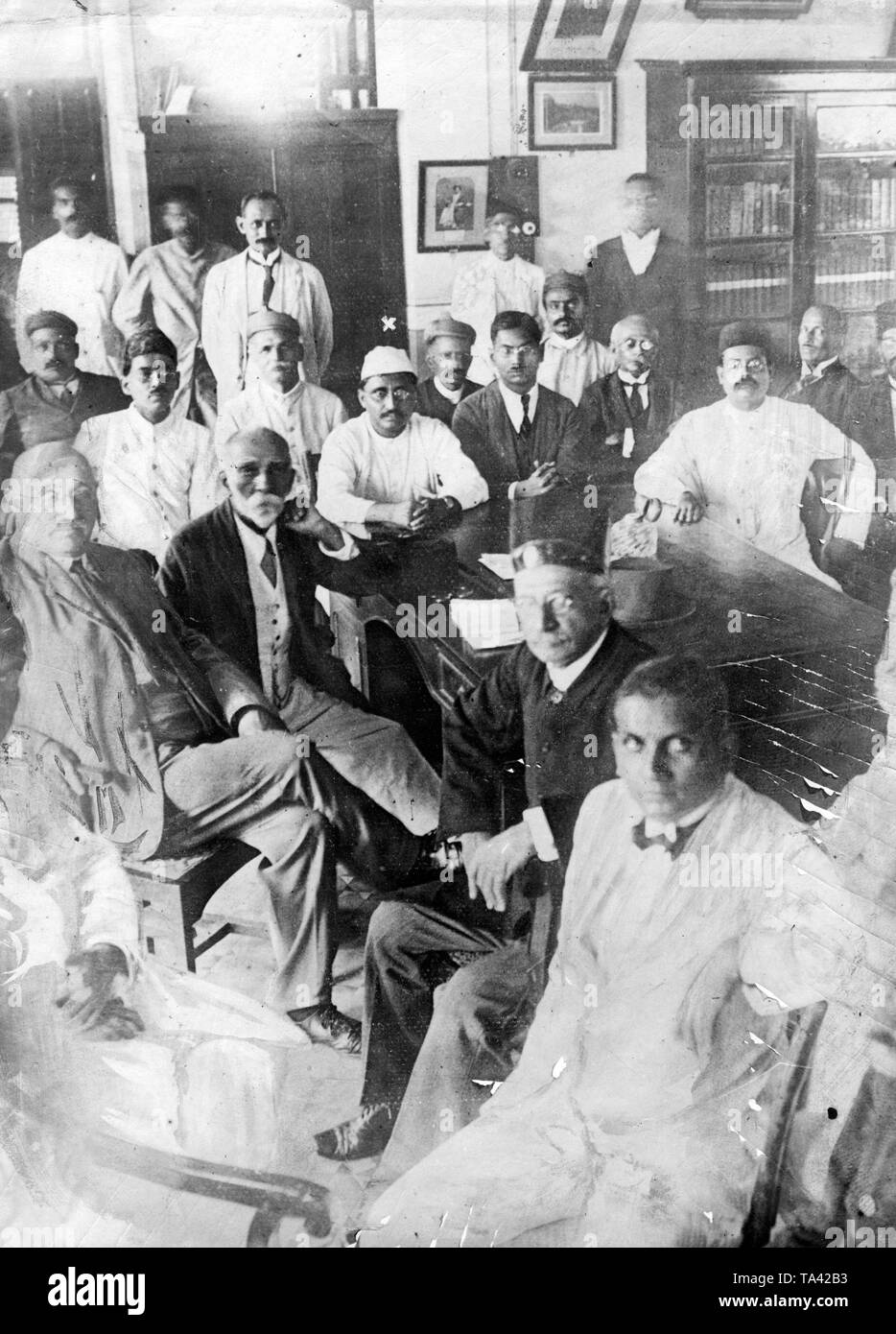 Der Führer der indischen Unabhängigkeitsbewegung Mahatma Gandhi (stehend im Hintergrund 3. von links) im Kreis seiner Anhänger. Stockfoto
