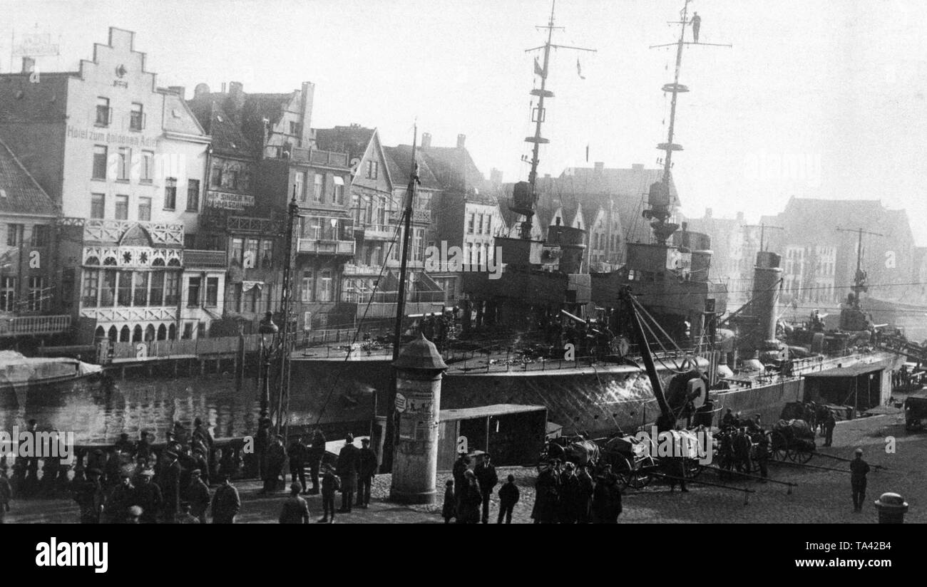 Zwei Torpedoboote der Kaiserlichen Marine im Hafen von Emden (ratsdelft) verankert. Sie höchstwahrscheinlich gehörte zu den 'Eisernen Flottille", eine freiwillige Vereinigung der ehemaligen Mitglieder der Kaiserlichen Marine, die Teil der Vorlaeufige vorläufige Reichsmarine (Kaiserliche Marine). Das Bild ist wahrscheinlich aus dem Jahr 1919. Stockfoto