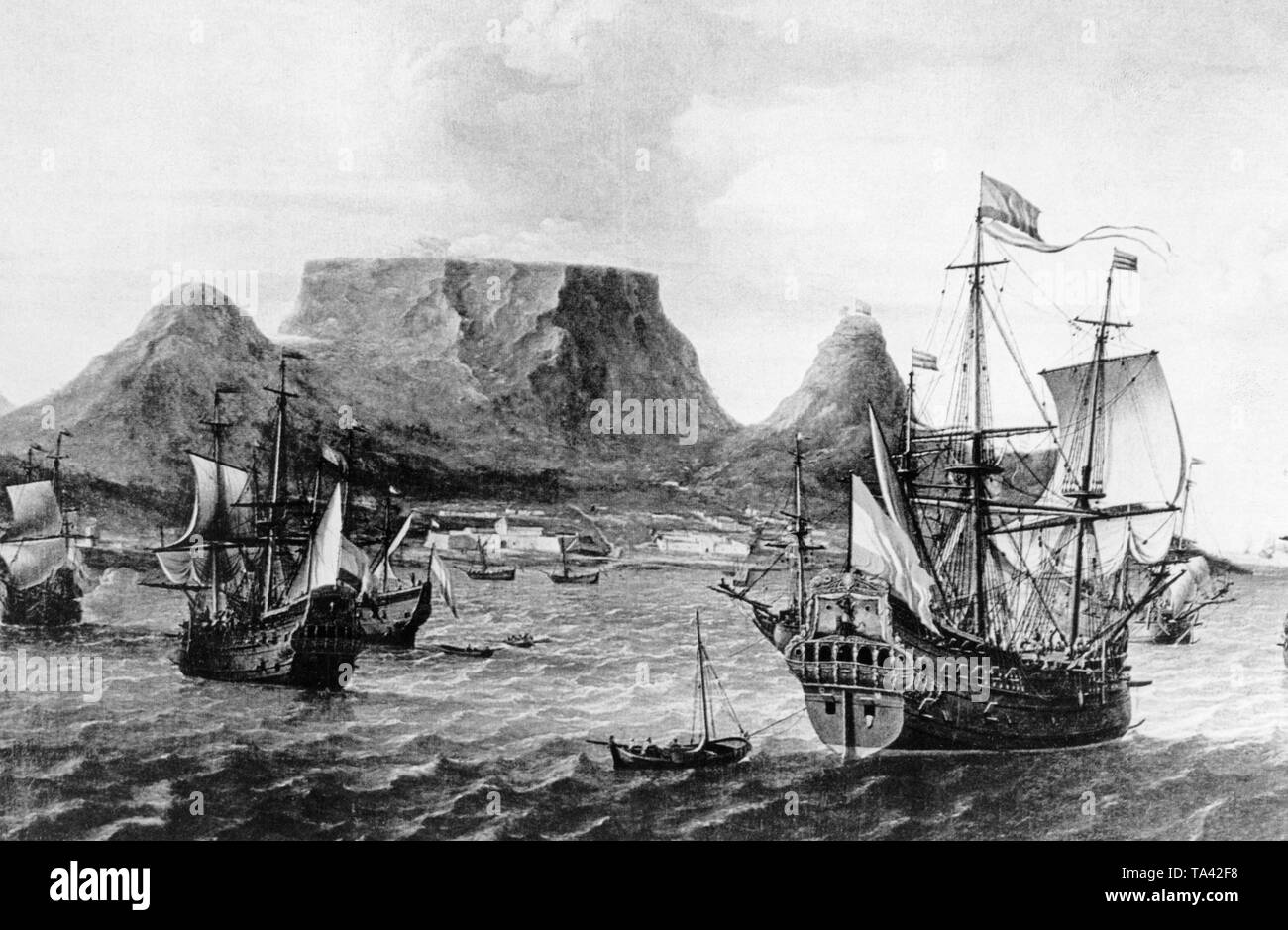 Einer niederländischen Ostindienfahrer (Vordergrund) in der Table Bay am Kap der Guten Hoffnung. Stockfoto