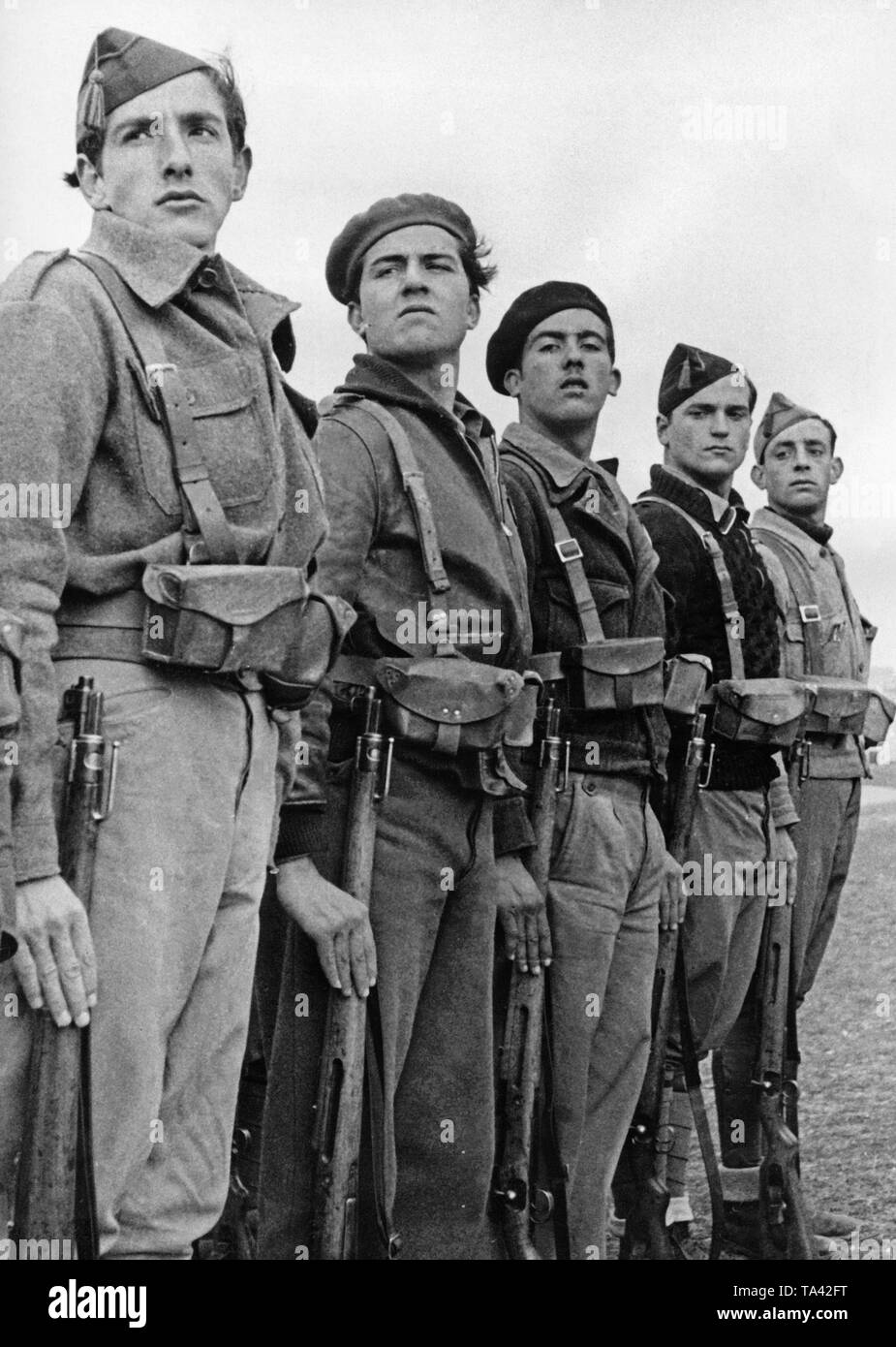 Undatiertes Foto von fünf officer Kandidaten während einer 8-wöchigen Schulung durch Offiziere der Legion Condor auf der Infanterie Training Schule in Avila, Kastilien und Leon. Die spanische Rekruten haben Mauser-waffen und Tragen gemischte Uniformen. Stockfoto