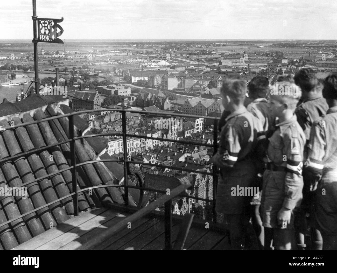 Jungen der Hitlerjugend stand in der Turm von St. Mary's Church und Blick über Danzig. Stockfoto