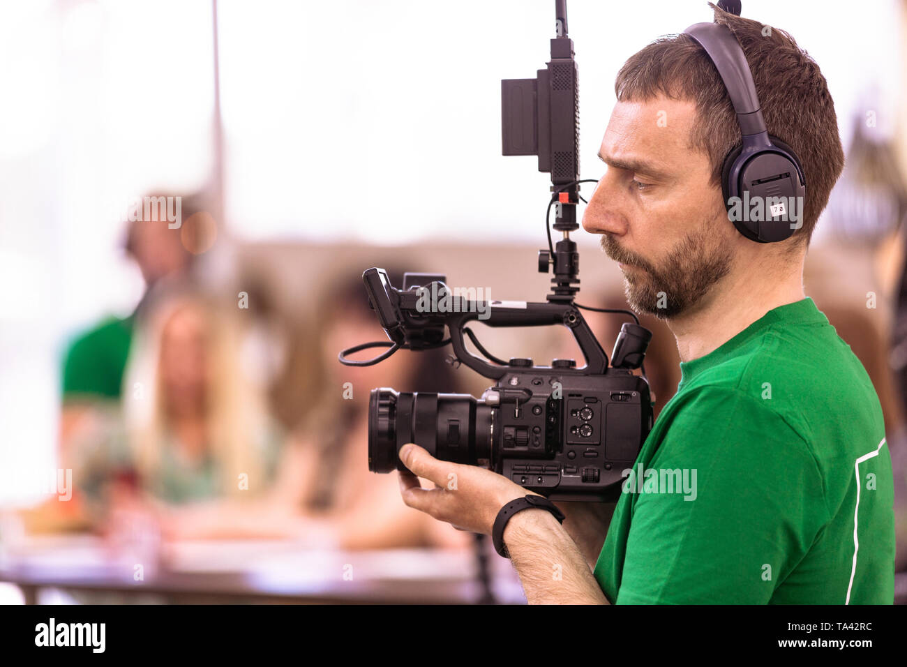 Videographer schießen ein Film oder ein Fernsehprogramm in einem Studio mit einer professionellen Kamera, Backstage Stockfoto
