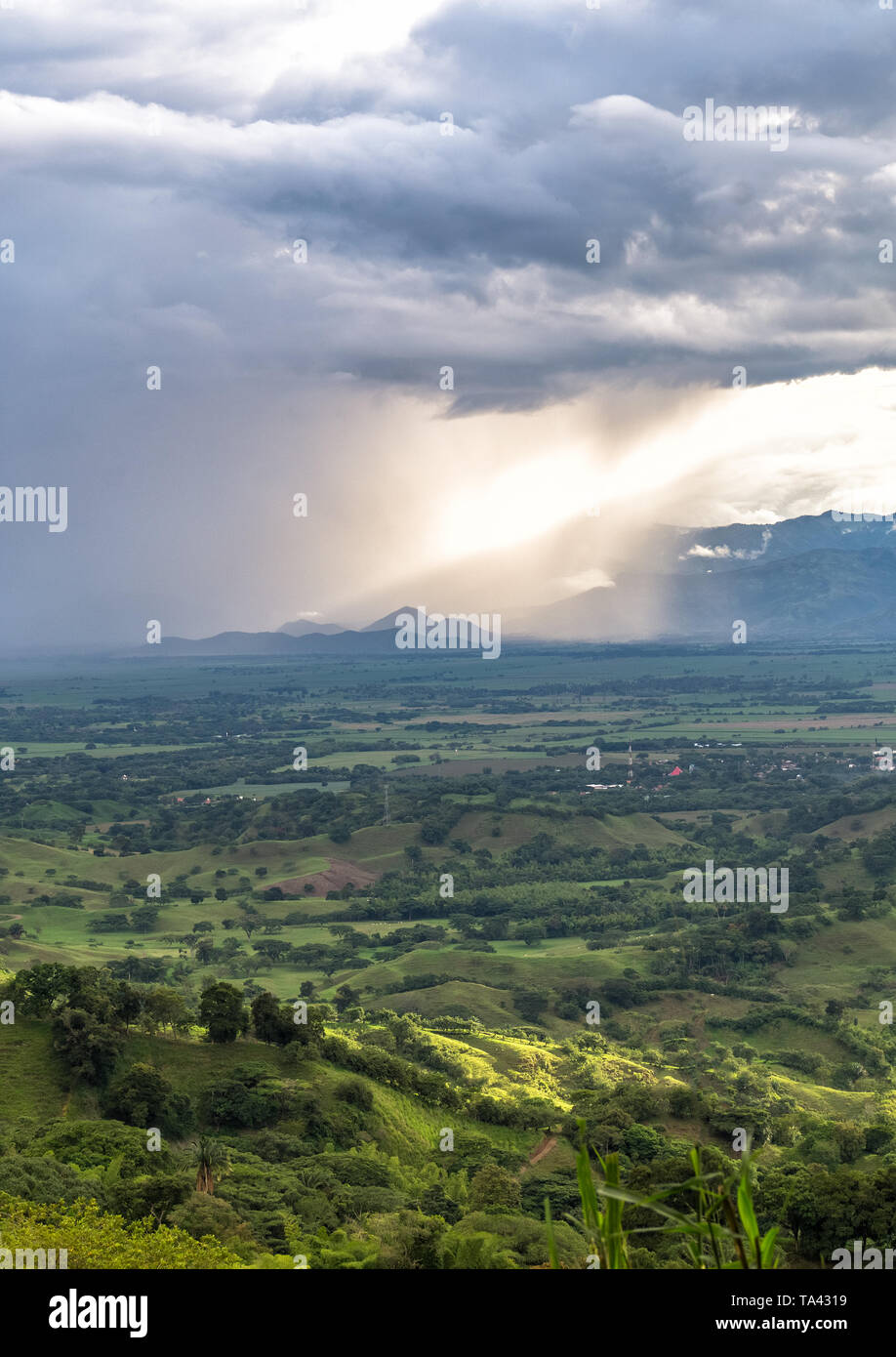 Stürmischen Nachmittag über den schönen Cauca Valley Stockfoto