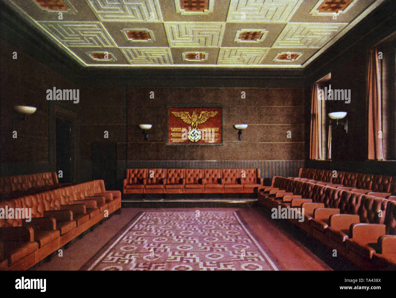 Senator's Hall in den Braunen Haus (briennerstrasse 45, München), Tagungsraum der Parteiführer in der ersten Etage der Parteizentrale der NSDAP, angeblich von Adolf Hitler selbst entworfen. An der Wand das NS-souveränität Symbole. Undatierte Aufnahme. Stockfoto