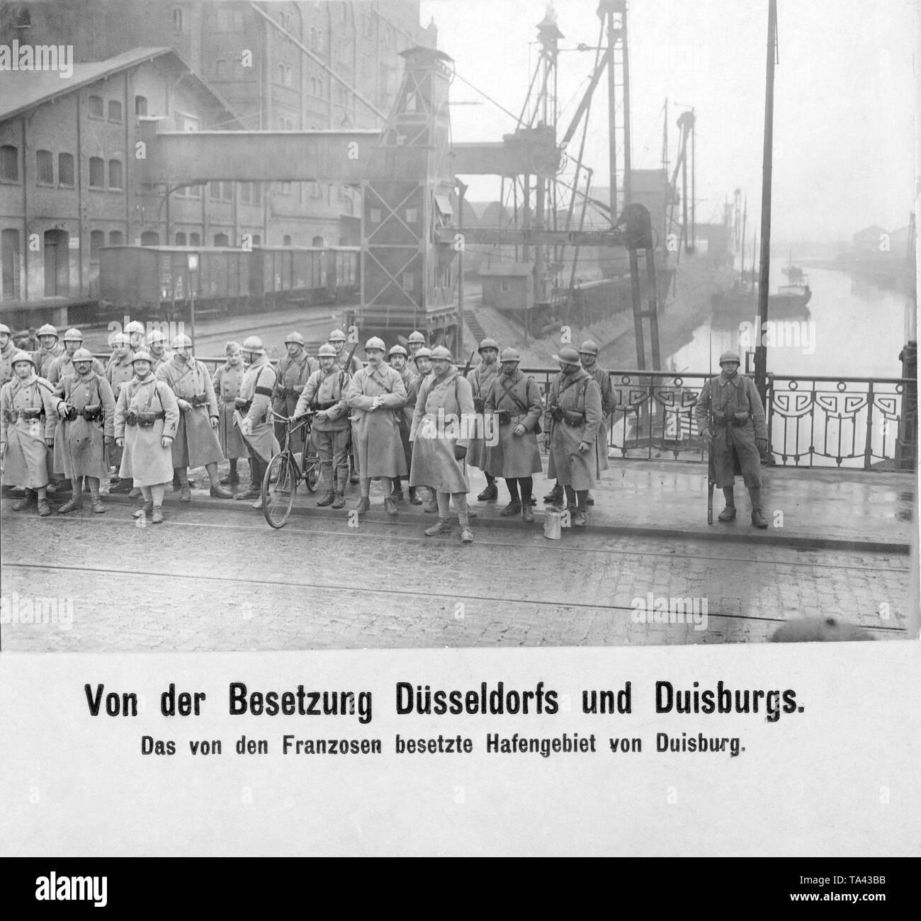 Nach der Verzögerung der deutschen Zahlungen an die alliierten Siegermächten, französische Soldaten besetzten die Städte Duisburg und Düsseldorf. Stockfoto