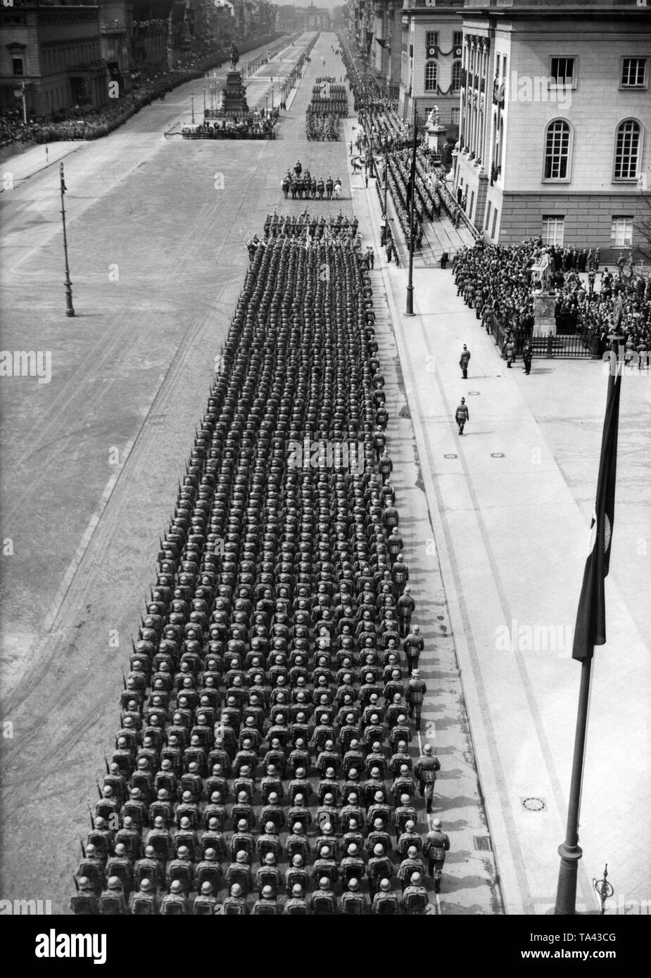Soldaten Der Wehrmacht Whrend Einer Parade Am 49. Hitlers Geburtstag