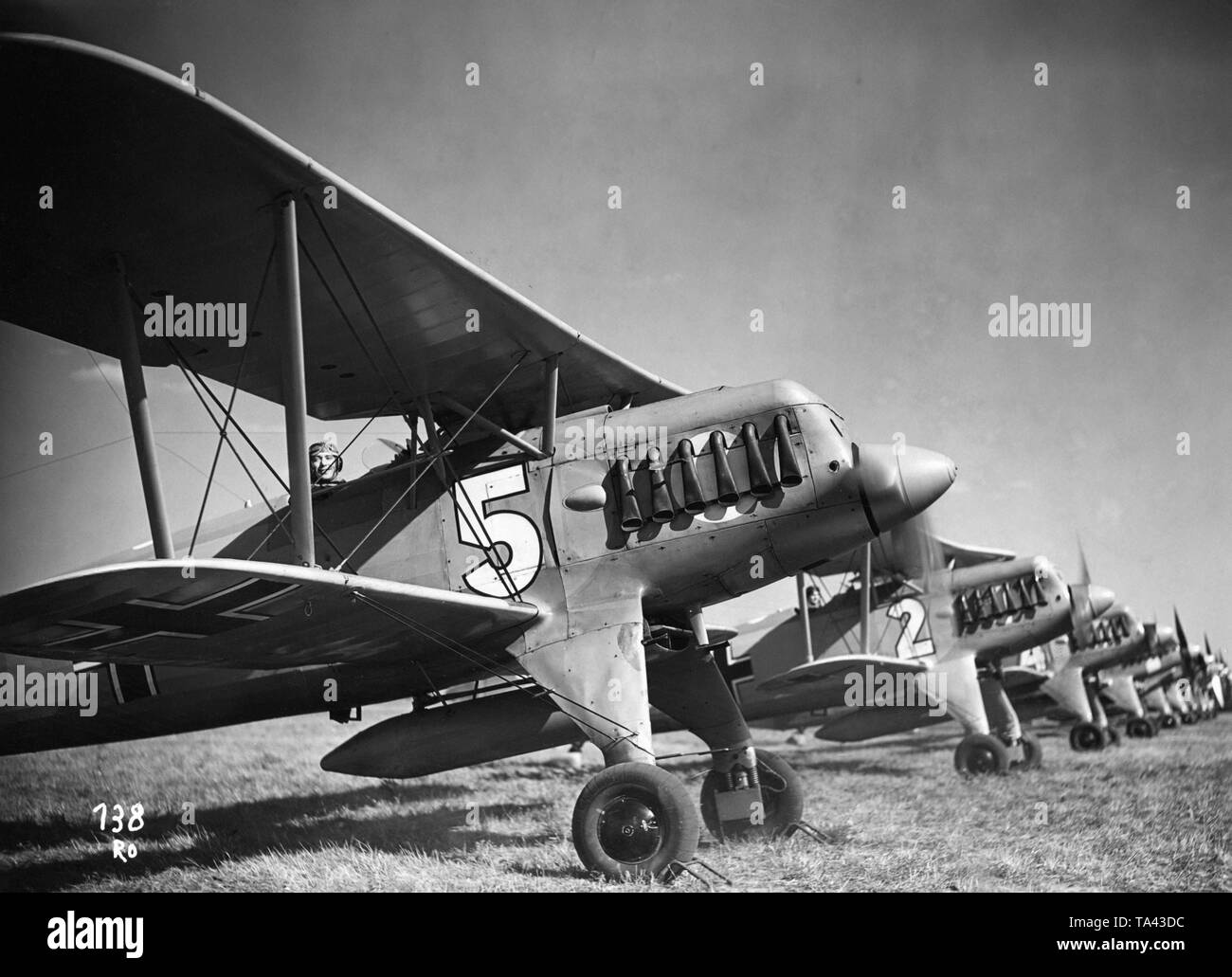 Das Bild zeigt ein Pilot am Steuer eines Heinkel He 51, weitere Flugzeuge dieses Typs Neben ausgekleidet sind. Es ist ein Bild von der NS-Propaganda Film "Pour le Merite" aus dem Jahr 1938. Stockfoto