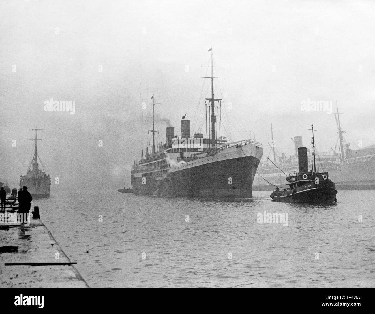 Die italienische Passagierdampfer "Leonardo da Vinci" erreicht die East India Docks in London. An Bord des Schiffes waren Bilder für eine Ausstellung im Burlington House. Stockfoto