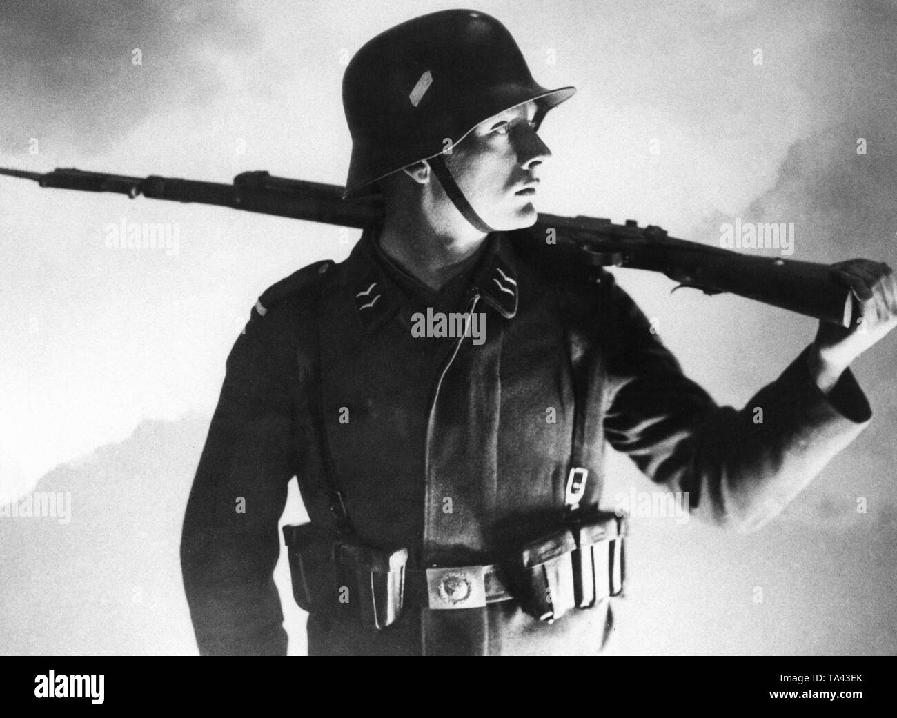 Ein Soldat der Deutschen Luftwaffe in Uniform, sein Gewehr ist über seine Schulter gelegt. Stockfoto