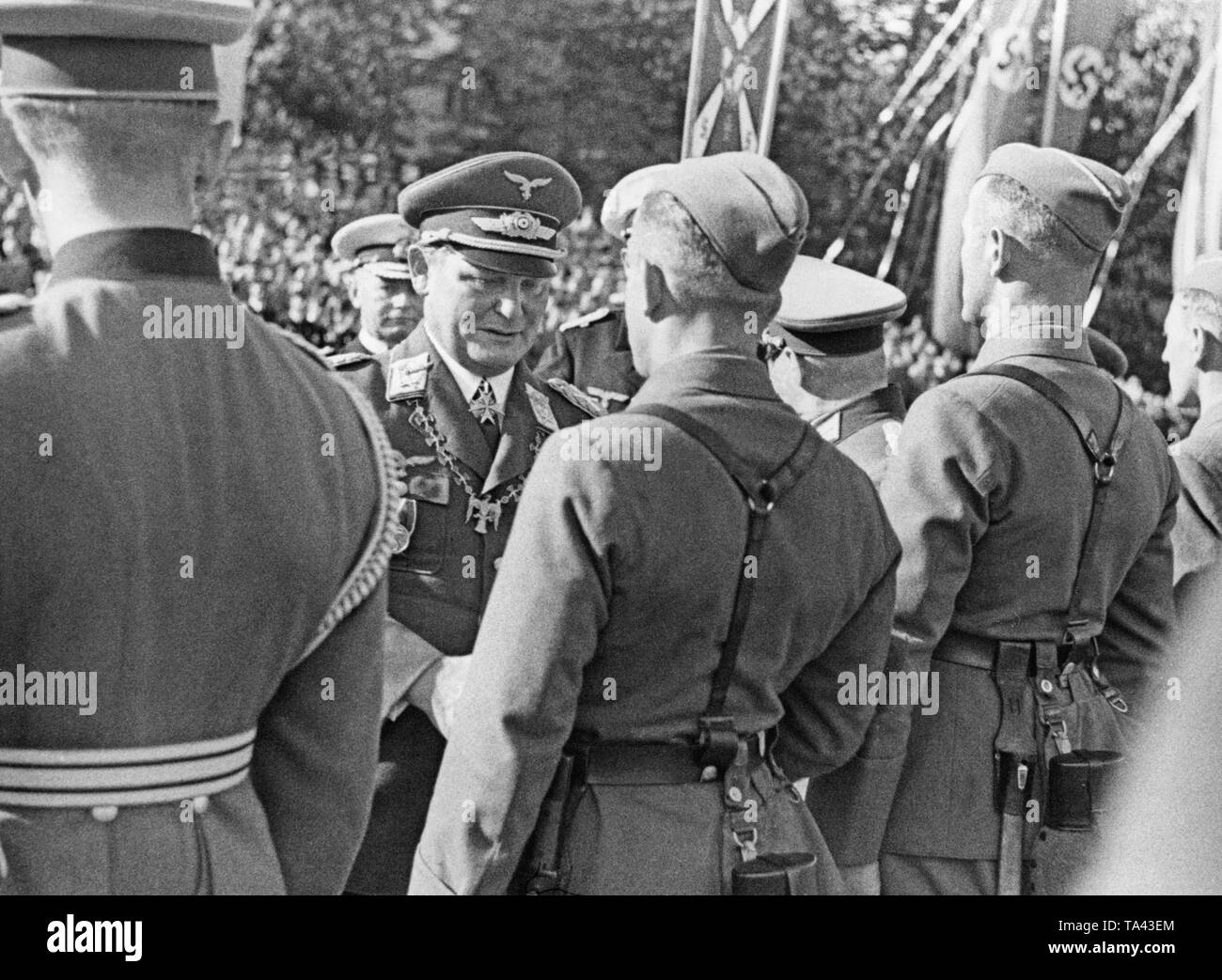 Foto von Feldmarschall Allgemeine Hermann Göring, der Vergabe ist die zurückgegebene Legionäre der Legion Condor, während einer Siegesparade auf der Moorweide am Dammtor. Der Oberbefehlshaber der Luftwaffe ist das Tragen der Preußischen Pour le Merite, die ihm am 2. Mai 1918 ausgezeichnet wurde. Stockfoto