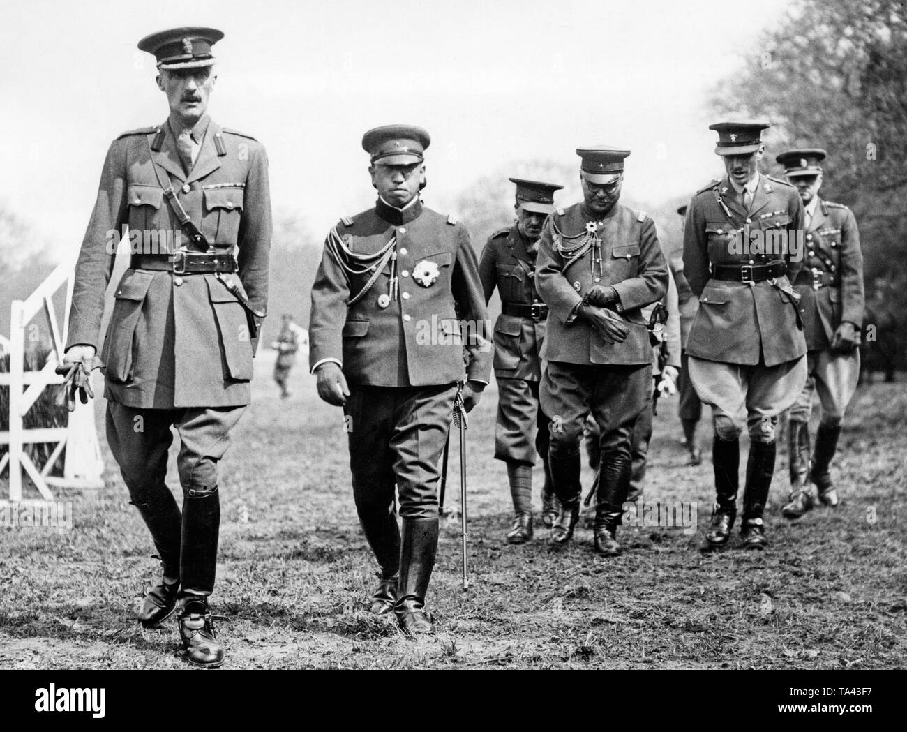 Die japanische Prinz Kaya (rechts) mit allgemeinen Farren Marschall (links) bei einer militärischen Manöver der Britischen Armee in Aldershot. Prinz Kaya war der Cousin des Japanischen Empress Kojun, die Frau von Kaiser Hirohito. Stockfoto