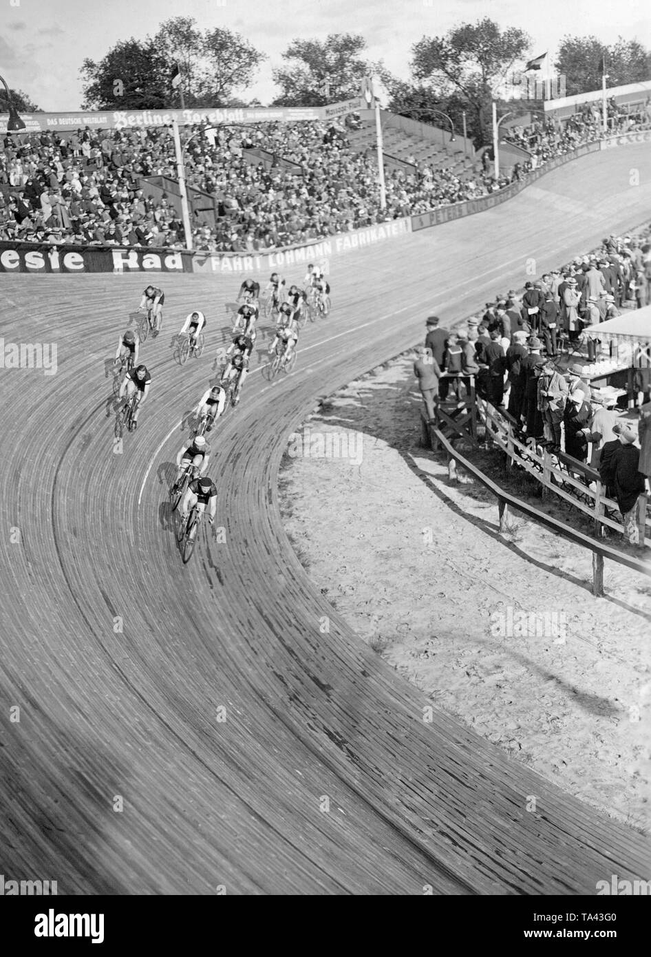 Blick auf die Spur und Zuschauer steht im Berliner Ruett-Arena. Stockfoto