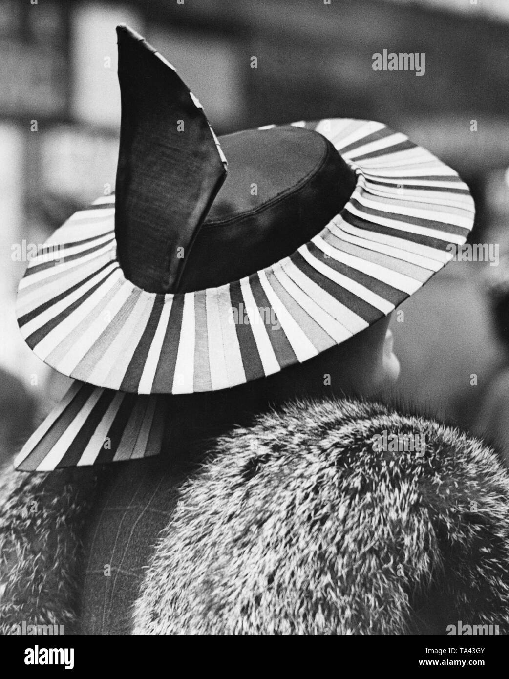 Frau mit einem gestreiften hat an der Haltestelle "Waterloo Station in London. Stockfoto