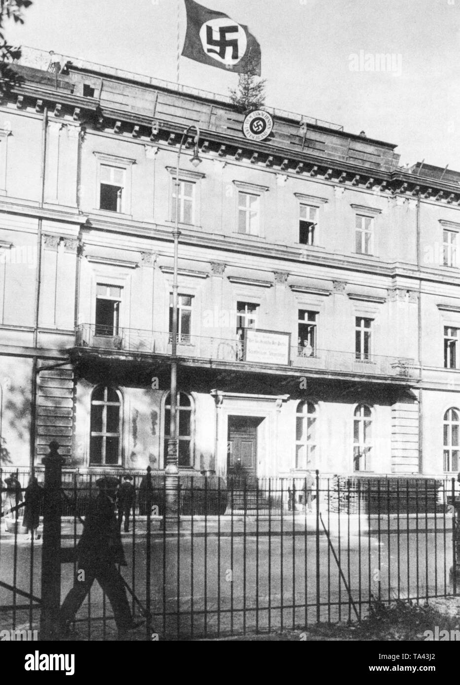 Blick auf das "Braune Haus" (braunes Haus) in der Brienner Straße 45, die Parteizentrale der NSDAP vor der Ergreifung der Macht. Der Schild um das Hakenkreuz lautet: "Das Erwachen der Deutschland' (Undatiertes Foto). Stockfoto