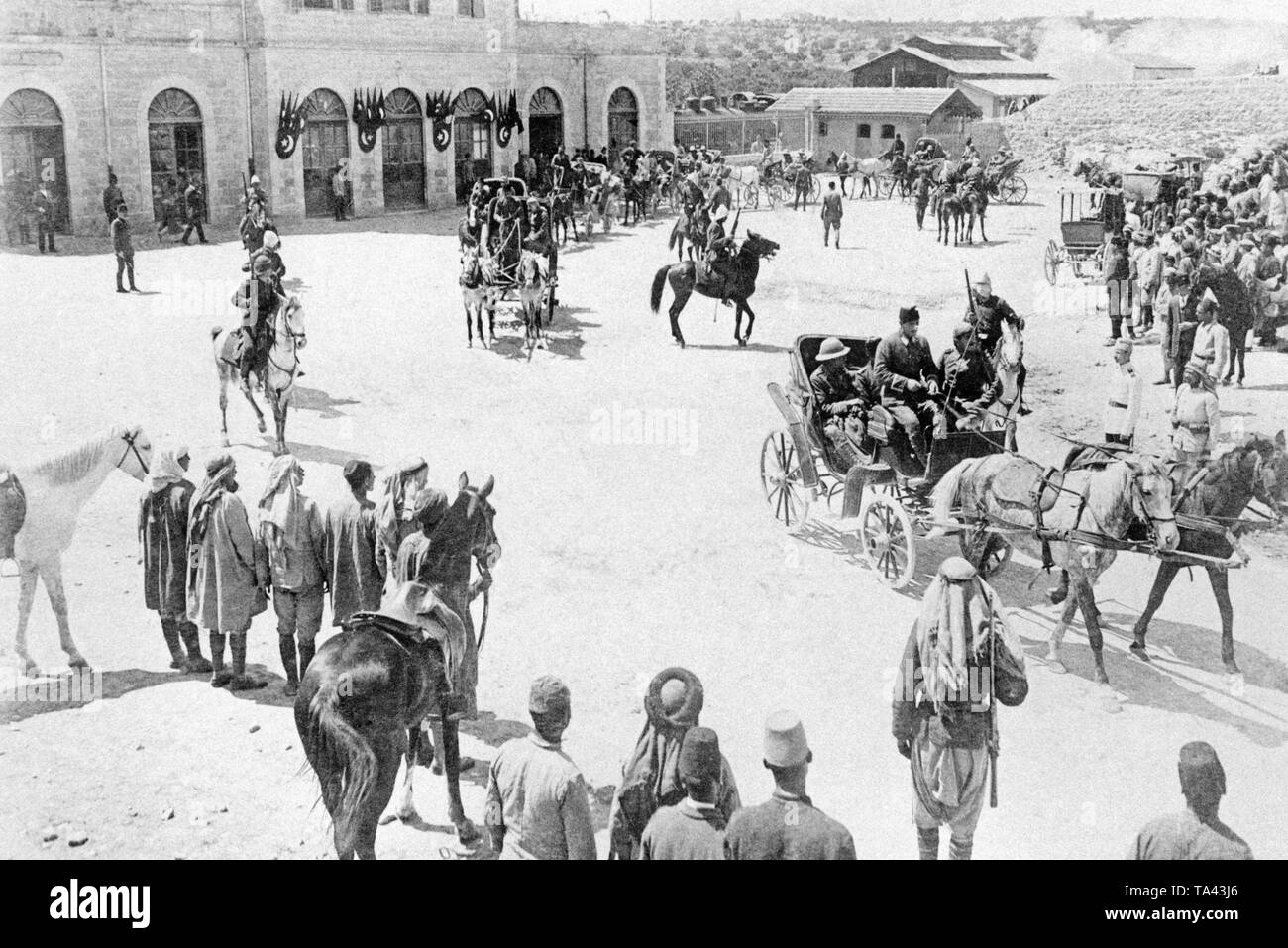 Britische Offiziere, die während der Kämpfe in der Nähe des Suezkanals erfasst wurden, werden von Osmanischen Kavalleristen bewacht und in Haft genommen. Stockfoto