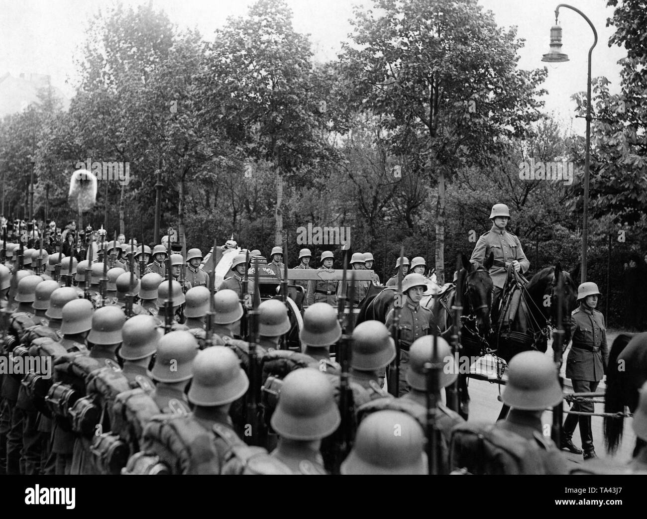 Eine Abteilung der Wehrmacht bildet eine Ehrenwache vor dem Krematorium Wilmersdorf während der Trauer Zeremonie für Allgemeine Hermann-von Francois. Stockfoto