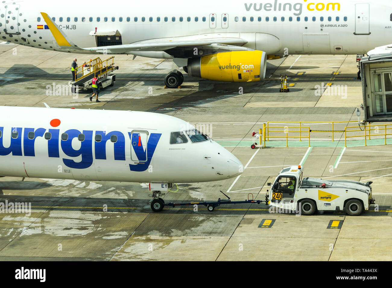 Der Flughafen London Gatwick, ENGLAND - April 2019: Embraer 195 Ebene betrieben von Aurigny zurück von der Klemme gedrückt an am Flughafen London Gatwick, Stockfoto