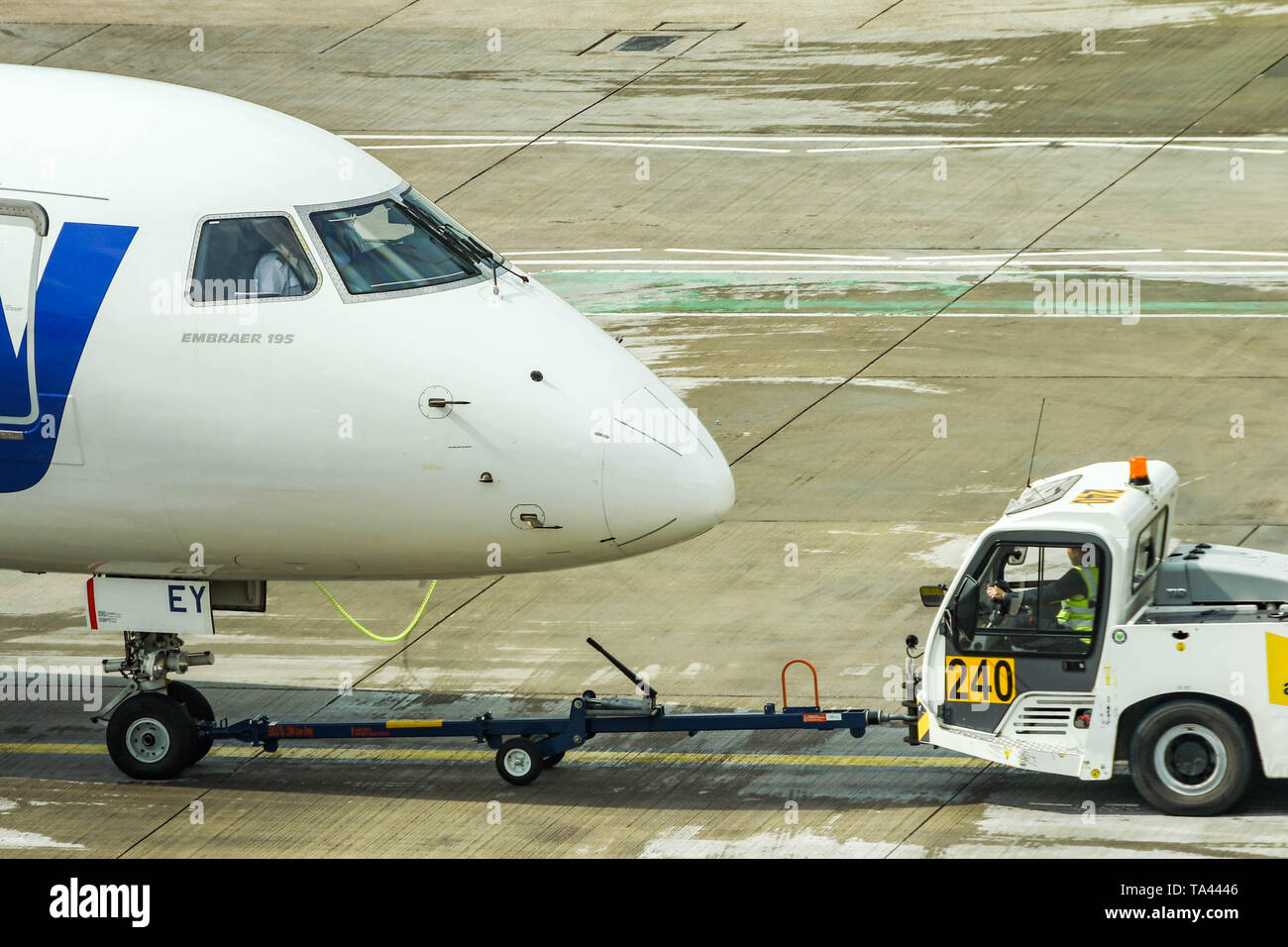 Der Flughafen London Gatwick, ENGLAND - April 2019: Embraer 195 Ebene betrieben von Aurigny zurück von der Klemme gedrückt an am Flughafen London Gatwick, Stockfoto