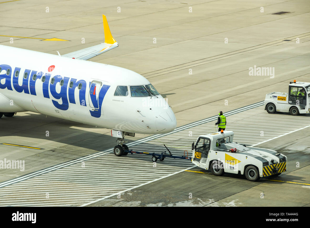 Der Flughafen London Gatwick, ENGLAND - April 2019: Embraer 195 Ebene betrieben von Aurigny zurück von der Klemme gedrückt an am Flughafen London Gatwick, Stockfoto