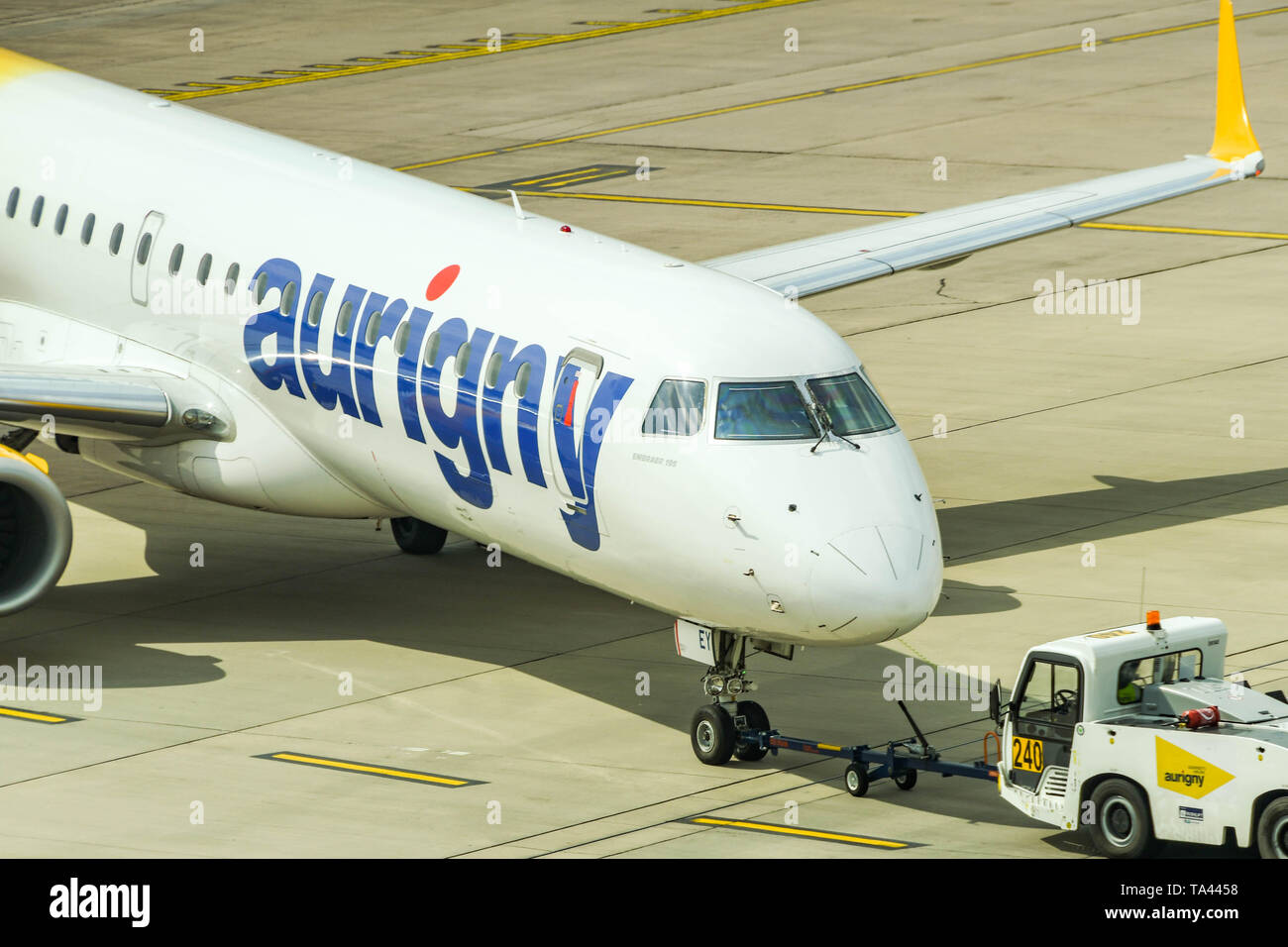Der Flughafen London Gatwick, ENGLAND - April 2019: Embraer 195 Ebene betrieben von Aurigny zurück von der Klemme gedrückt an am Flughafen London Gatwick, Stockfoto