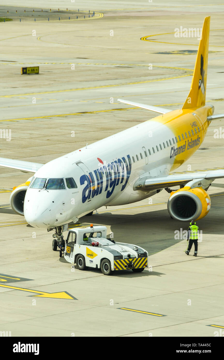 Der Flughafen London Gatwick, ENGLAND - April 2019: Embraer 195 Ebene betrieben von Aurigny zurück von der Klemme gedrückt an am Flughafen London Gatwick, Stockfoto