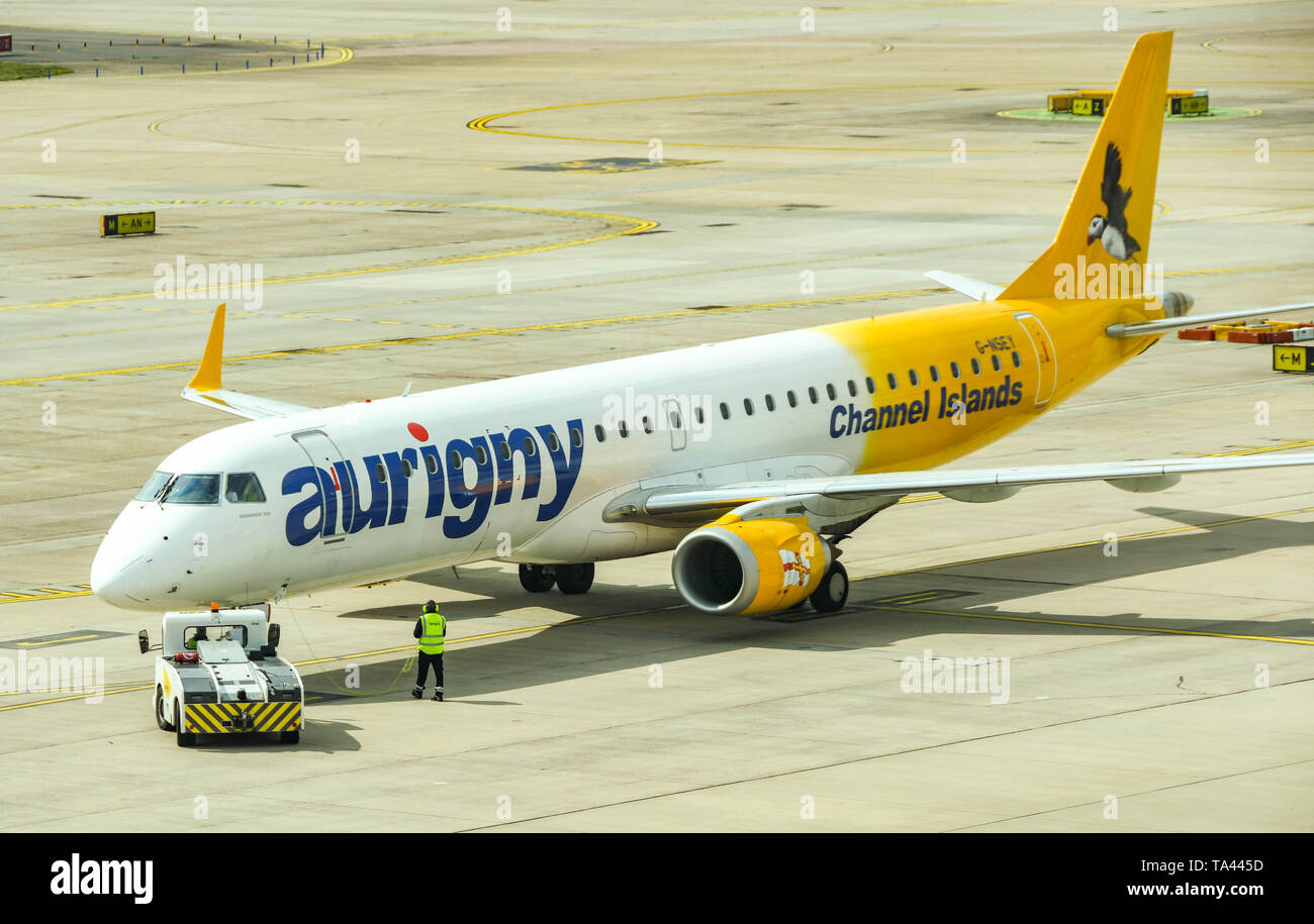 Der Flughafen London Gatwick, ENGLAND - April 2019: Embraer 195 Ebene betrieben von Aurigny zurück von der Klemme gedrückt an am Flughafen London Gatwick, Stockfoto