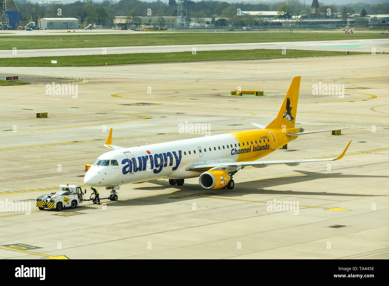 Der Flughafen London Gatwick, ENGLAND - April 2019: Embraer 195 Ebene betrieben von Aurigny zurück von der Klemme gedrückt an am Flughafen London Gatwick, Stockfoto