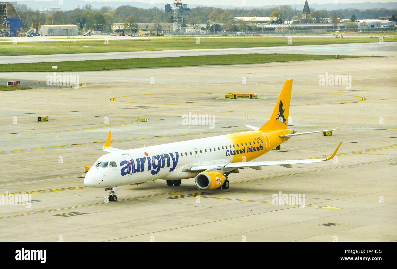 Der Flughafen London Gatwick, ENGLAND - April 2019: Embraer 195 Ebene betrieben von aurigny Rollen für Take-off vom Flughafen London Gatwick entfernt. Stockfoto