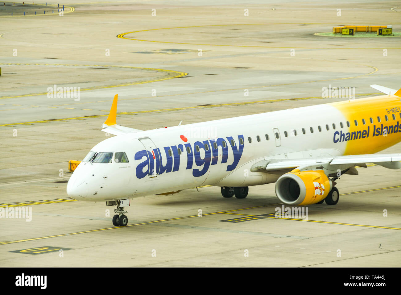 Der Flughafen London Gatwick, ENGLAND - April 2019: Embraer 195 Ebene betrieben von aurigny Rollen für Take-off vom Flughafen London Gatwick entfernt. Stockfoto