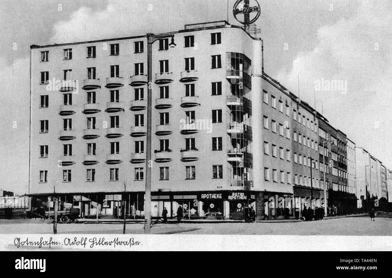 Gebäude mit dem Logo der Pharmaunternehmen "Bayer" auf dem Dach der ehemaligen "Adolf-Hitler-Straße" in Gdynia. Stockfoto