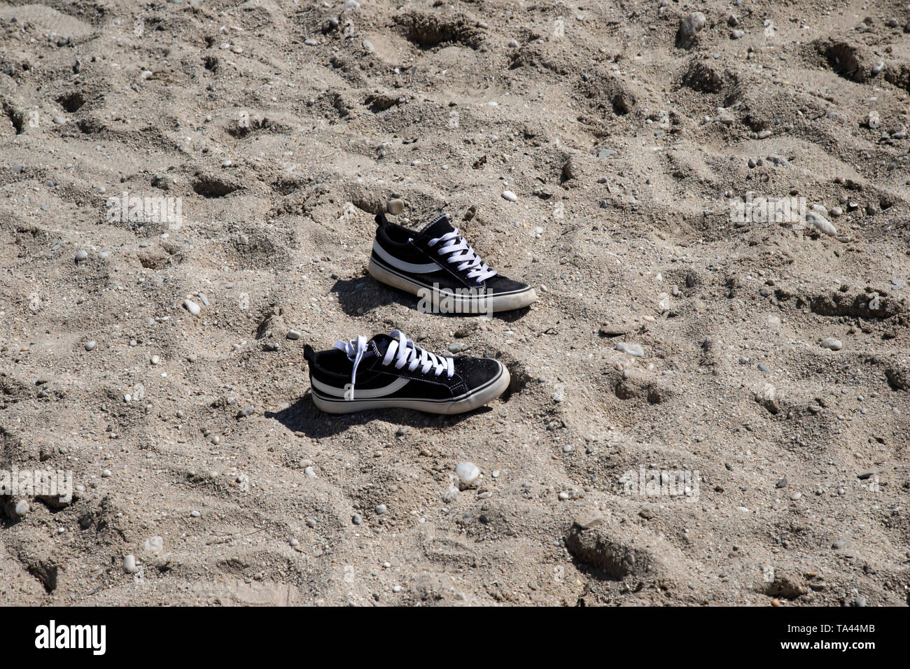 Der Junge Kind Trainer Schuhe an einem Sandstrand in Swanpool, West Cornwall Großbritannien verlassen Stockfoto