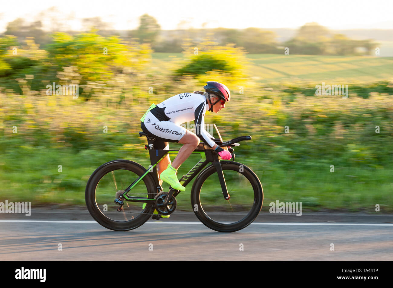 Racing in aero Position in TT auf Time Trial Club Veranstaltung im Sommer am Abend bis zu Brands Hatch Stockfoto