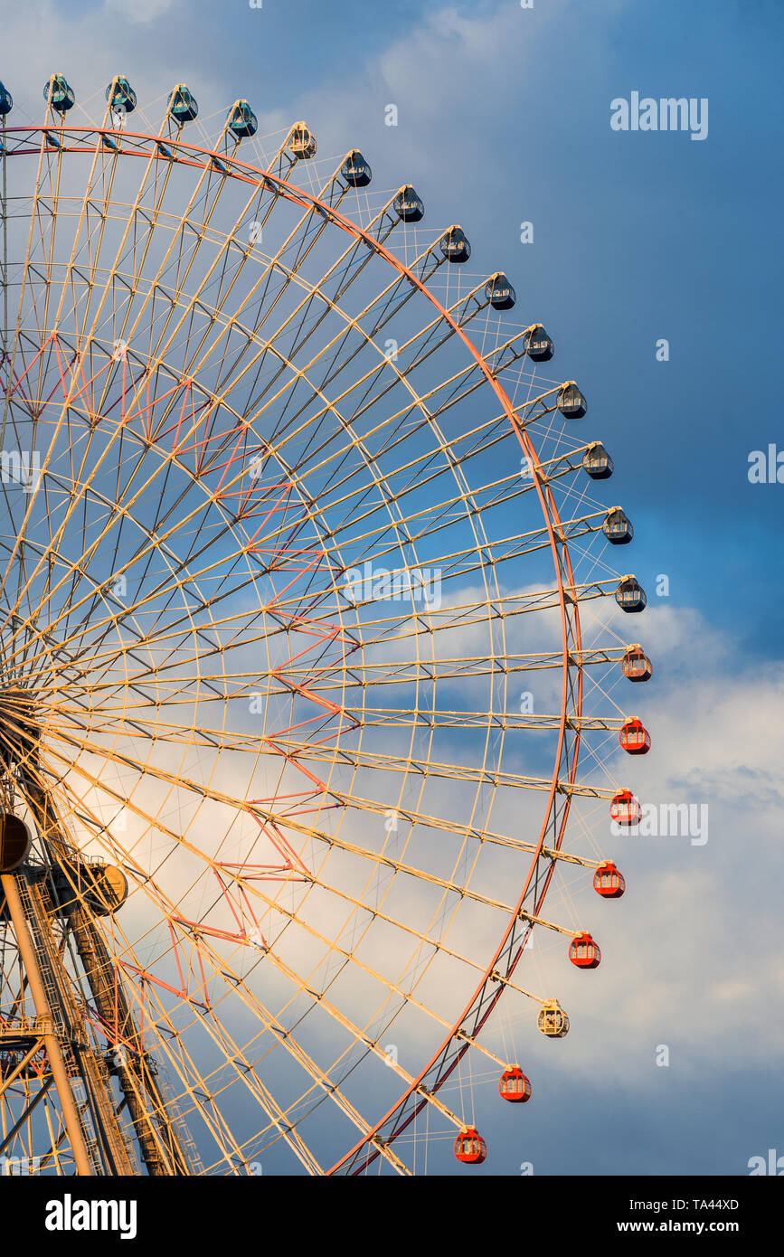 Teilansicht des Cosmo Uhr 21 in Yokohama bei Sonnenuntergang, einer der höchsten Fähren Rad in der Welt Stockfoto